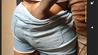 Dedos En Los Pantalones Cortos De Mi Novia Curvilínea Y Acción Pov