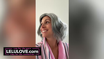 Striptis Menggoda Lelu Love Dan Selfie Cermin Intim Dengan Wig Milf Rambut Abu-Abu Dan Pemanasan Vokal