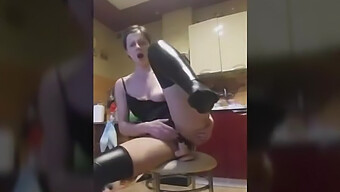 Chica Masturbándose Cabalga Un Consolador En Una Silla