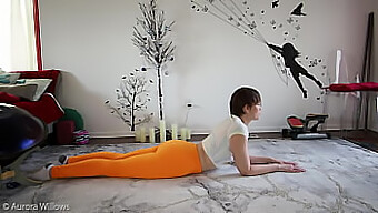 Vợ Trưởng Thành Khoe Kỹ Năng Yoga Trong Một Video Tập Thể Dục Dễ Thương