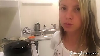 Jeune Adolescente Russe Cuisine Une Délicieuse Borscht Russe