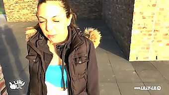 Lilly Lil Reçoit Une Éjaculation Interne Surprise En Public