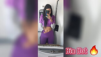 Bia Hot, En Kåt Brunette, Tilfredsstiller Seg Selv I En Solo-Buss Baderomsscene