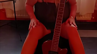 Une Nana Aux Plus Gros Seins Joue De La Guitare Tout En Se Masturbant