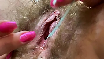 Primer Plano De Un Coño Peludo Con Un Gran Clítoris Teniendo Orgasmos