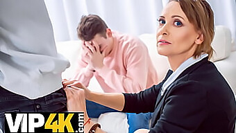 أستاذة من Tutor4k تتلقى أجرًا من امرأة ناضجة تظهر سرها الفروي.