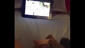 Une Milf Sexy Joue Avec Des Jouets Sexuels Tout En Regardant Du Porno Et En Parlant Sale