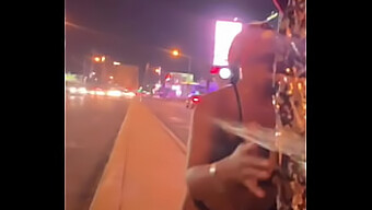 Baise Vaginale Et Éjaculation Féminine Sur Le Strip Vegas