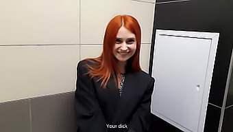 Rousse Au Gros Cul Prend Une Grosse Bite Dans Les Toilettes