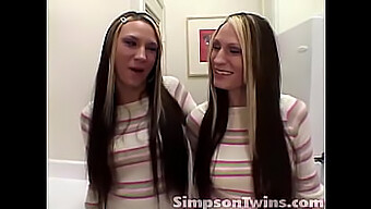 La Sensuale Cucina Di Simpson Twins Gioca Con L'Esplorazione Delle Dita