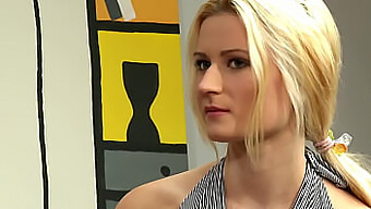 Introverte Blonde Tiener Verkent Seksualiteit Als Courtisane