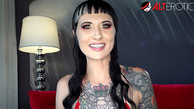 Kristy, La Morena Tatuada, Luce Sus Tatuajes En Una Entrevista Detrás De Escenas