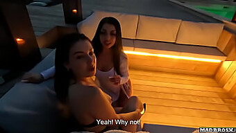 Um Quarteto Quente Se Segue Quando Dois Casais Trocam De Parceiros Em Uma Villa Luxuosa À Beira Da Piscina