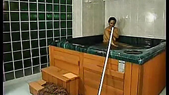 Uma Mulher Madura E Peluda Tem Seu Traseiro Fodido Em Uma Piscina.