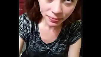 Pov Video Brunetky, Která Kouří A Dostává Sperma