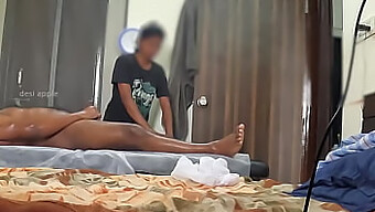 La Deliziosa Scoperta Di Un Piccolo Fallo Nero Da Parte Di Una Ragazza Spa Minuta.