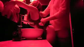 Assapora La Vita Del Club Con Questo Video Del Bagno Degli Uomini