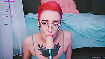 Joven Mujer Disfruta Del Sexo Oral Con Un Consolador Y Un Tatuaje