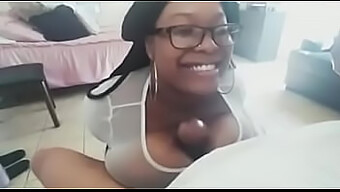 Vídeo Caseiro Da Gostosa Negra Fodendo A Teta E Dando Uma Espanhola