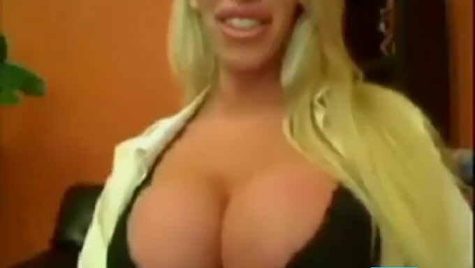 Blonde Amateur À Gros Seins En Webcam