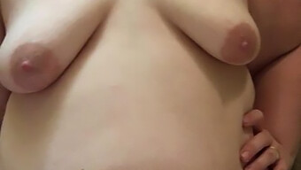 Brincadeira Anal Com Uma Bunda Grande E Plug Anal