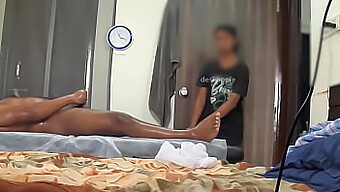 Une Conclusion Satisfaite À Une Séance De Massage Apaisante