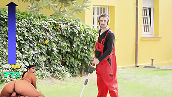 Sara Retali Och Sara Diamantes Fascinerande Kurvor Lockar Jordi Att Ägna Sig Åt Lite Het Action