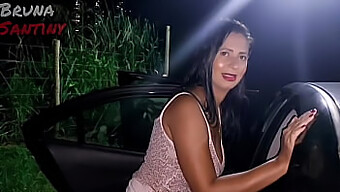 Morena Bruna Sucumbe Ao Prazer Oral Em Um Estacionamento Perto Do Lust Club