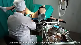 Sessão Intensa De Bdsm Com Paciente Feminina Em Ambiente De Fetiche Médico