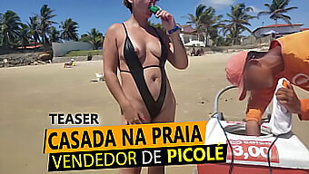 Esposa Loira Mostra Fio Dental Na Praia E Compra Picolés Do Vendedor