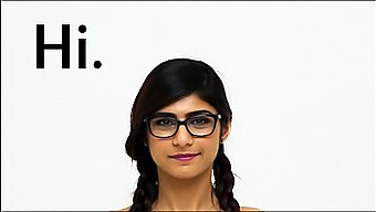 Il Fisico Impeccabile Di Mia Khalifa In Bella Vista In Un Primo Piano Allettante