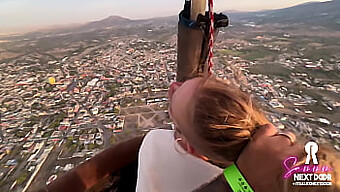 Ébats Amoureux Intimes Du Matin (Elle Consomme Du Sperme) Au Sommet De Pyramides Dans Une Montgolfière